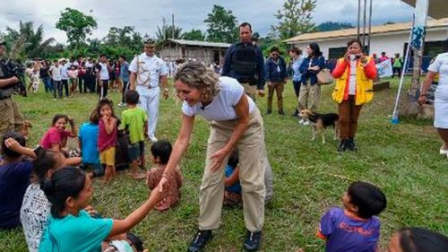 La Primera Dama entrega ayuda  a comunidad Esse Ejja