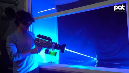 Youtuber crea láser casero que funde metales y atraviesa diamantes