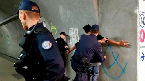 Ciudades de Francia aplican toques de queda a menores por ola de violencia         