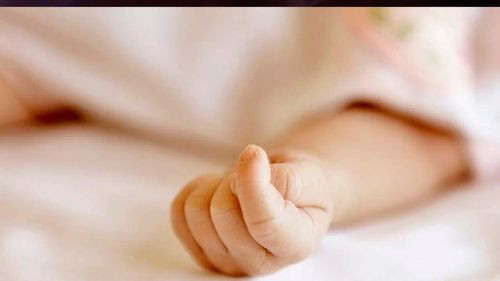 Bebé de ocho meses muere tras sufrir golpes; padre es detenido en Santa Cruz