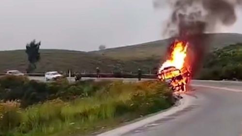 Vehículo se incendia en la carretera Cochabamba-Santa Cruz, pareja logra ponerse a salvo