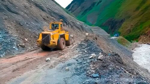 ABC trabaja en la vía Charazani Cruce Apolo para asegurar el paso vehicular