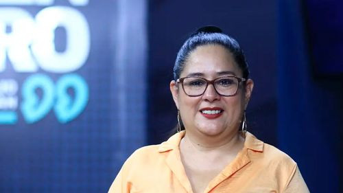Detienen a abogada crítica de Bukele que ayudaba a migrantes deportados
