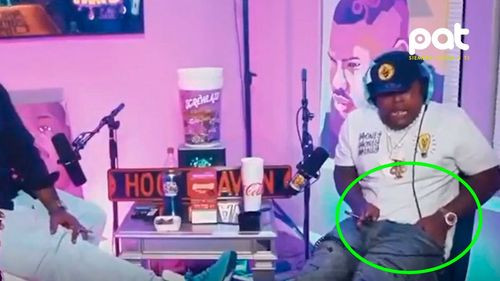 El momento en que un rapero se disparó accidentalmente durante una entrevista en vivo