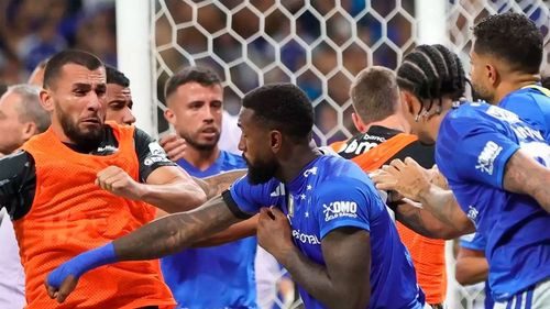 Batalla campal deja 23 expulsados en final del Mineiro