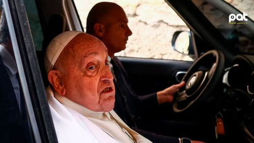 Papa Francisco visita cárcel en silla de ruedas y sin oxígeno