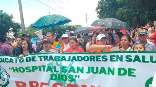 Trabajadores de salud mantienen tercer día de paro en Santa Cruz por falta de sueldos