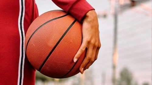 Entrenador deportivo es investigado por presunta agresión a una menor en Santa Cruz