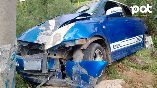 Vehículo choca con poste y deja conductor herido