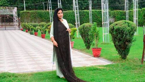 Mujer de India logra récord Guinness por su cabello