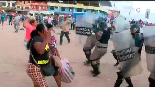 Desalojo contra comerciantes en el Plan 3000 termina en violentos disturbios y deja heridos