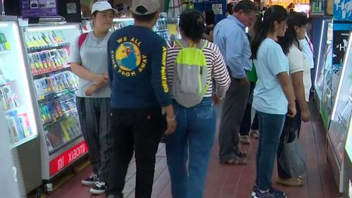 Santa Cruz: Comerciantes de celulares alertan por subida de precios ante variación del dólar