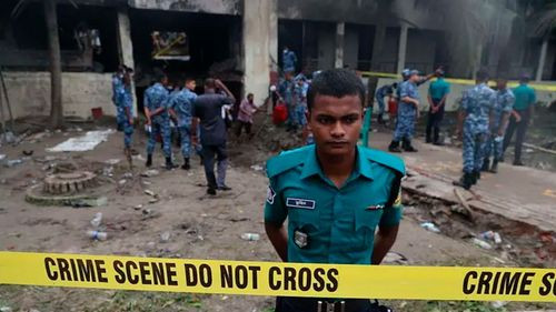 Maestra muere tras salvar a 20 alumnos en accidente aéreo en Bangladesh