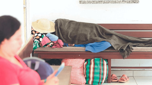 Paros y falta de medicamentos afectan a pacientes en Santa Cruz