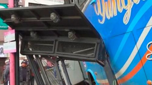 Bus choca contra parada del PumaKatari en La Paz