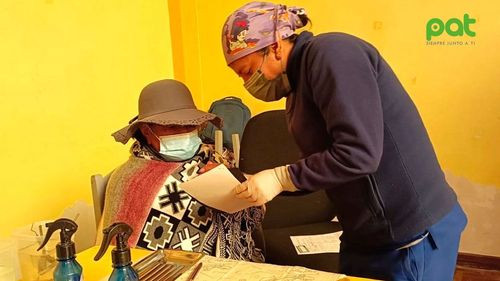 Alcaldía de El Alto lleva vacunas y atención médica a adultos mayores