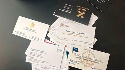 Hallan tarjetas que identificaban a Cerimedo como asesor principal del Presidente