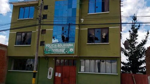 Atacan el Comando Regional de Patacamaya y dejan seis policías heridos
