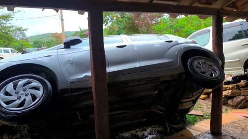 Camacho despliega ayuda urgente en Samaipata tras el desborde que aisló la zona