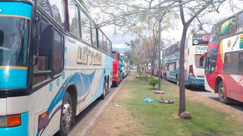 Extensas filas de vehículos marcan el inicio de semana por escasez de diésel
