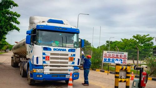 YPFB refuerza envío de gasolina para asegurar suministro en Santa Cruz