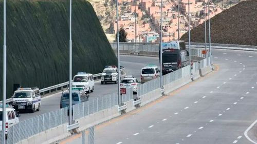Dictan detención preventiva para hombre acusado de empujar a su pareja contra un bus en la autopista