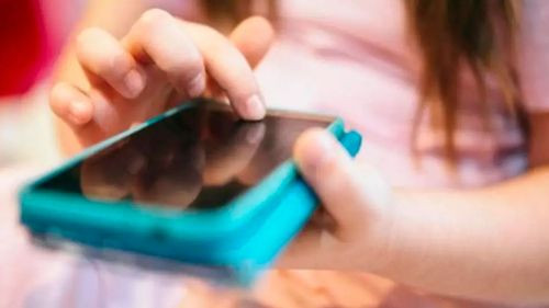 Profesor acusado de enviar material sexual a su alumna queda en detención preventiva