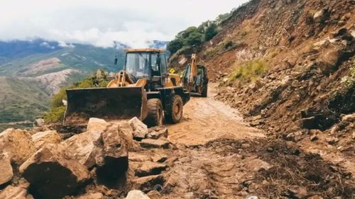 ABC restablece tránsito en ruta a los Valles Cruceños tras derrumbe