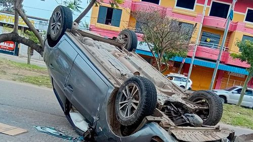 Santa Cruz: Vagoneta vuelca tras chocar con otro vehículo