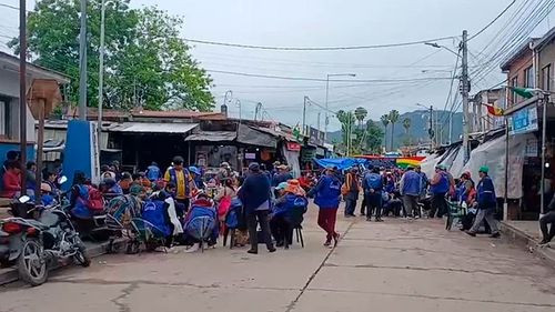 Bagalleros bloquean puente fronterizo con Argentina