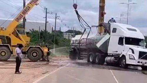 Restablecen circulación en la carretera al norte tras vuelco de cisterna en Warnes