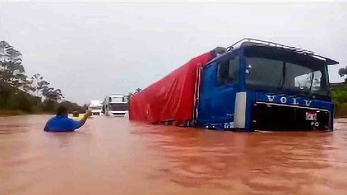 Inundación deja camiones varados y bloquea la carretera Faja Norte en Yapacaní
