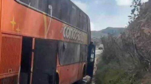 Accidente en la carretera Cochabamba-Santa Cruz: Bus con hinchas de Oriente Petrolero se encuneta tras colisión