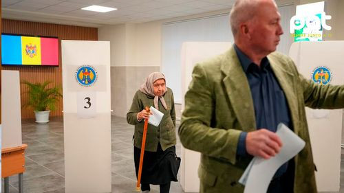 Acusaciones de fraude y alta participación marcan elecciones legislativas en Moldavia