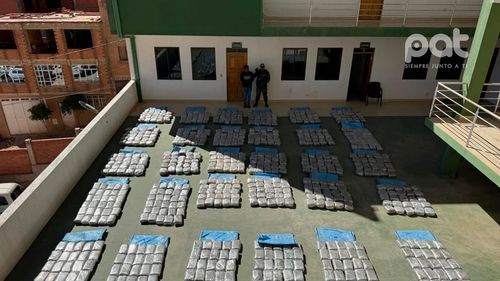 Detienen a sujeto con casi una tonelada de marihuana camuflada en una volqueta con grava