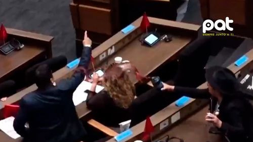  Diputada Chumacero le arroja jugo al Diputado Cuéllar en plena sesión