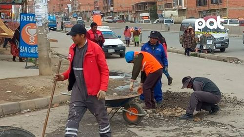 El Alto: Distrito 14 inicia mantenimiento vial en carreteras 