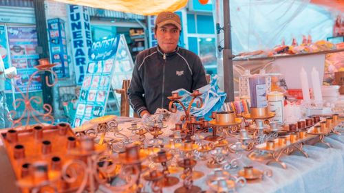 El Alto abre tradicional feria de Todo Santos en la plaza Juana Azurduy con expositores mayoristas y minoristas