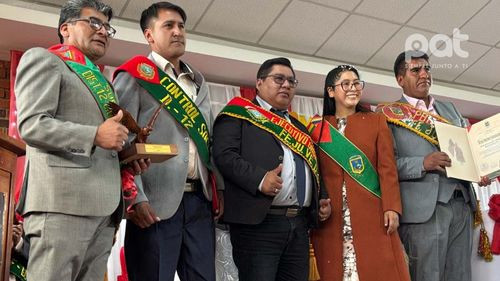 El Distrito 12 celebró su XVII aniversario con la entrega de una retroexcavadora 