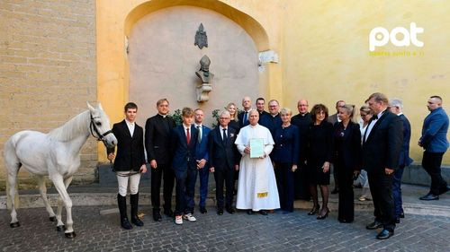 El Papa León XIV recibe un caballo árabe de pura raza  como homenaje a su labor misionera en Perú