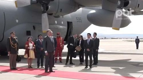 El presidente de Uruguay, Yamandú Orsi, llega a Bolivia para la posesión de Rodrigo Paz