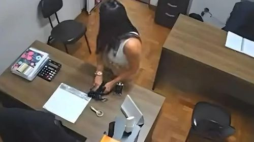Profesora temporal es filmada robando datos bancarios de colegas en Brasilia