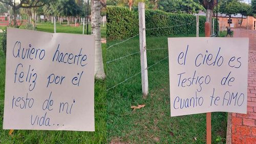  Insólito gesto de amor: Hombre coloca carteles de arrepentimiento en plaza para reconquistar a su expareja