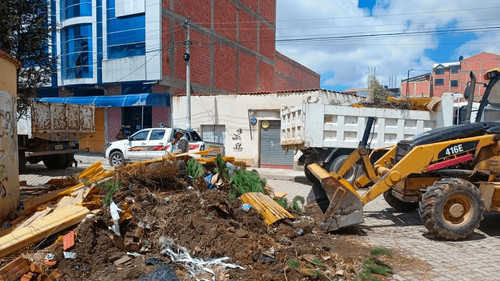 Distrito 3 despeja accesos a la unidad educativa illimani en romero pampa