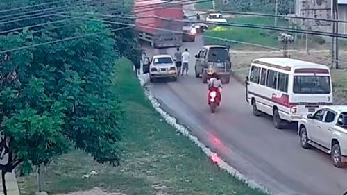 Ataque a personal de la Aduana cuando escoltas lanzaron petardos para evadir control en Santa Cruz