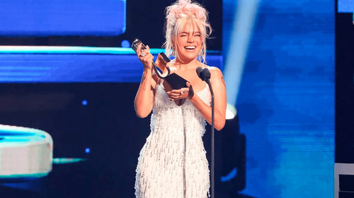 Karol G recibe premio por su labor humanitaria en favor de las mujeres en los Billboard Latin Music Awards 2023