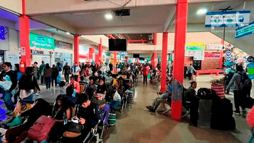 Feriado largo genera intenso movimiento en terminal de buses de Santa Cruz