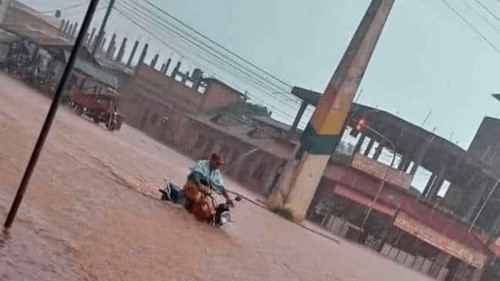 Lluvia intensa inunda calles de Riberalta y suspende operaciones aéreas
