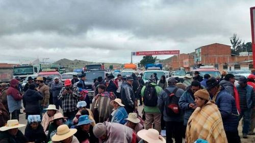 La Paz: Comunarios bloquean ruta al lago Titicaca por aumento de pasajes