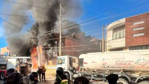 Sucre incendio afecta ferreterías en Villa Armonía y moviliza a Bomberos por más de tres horas